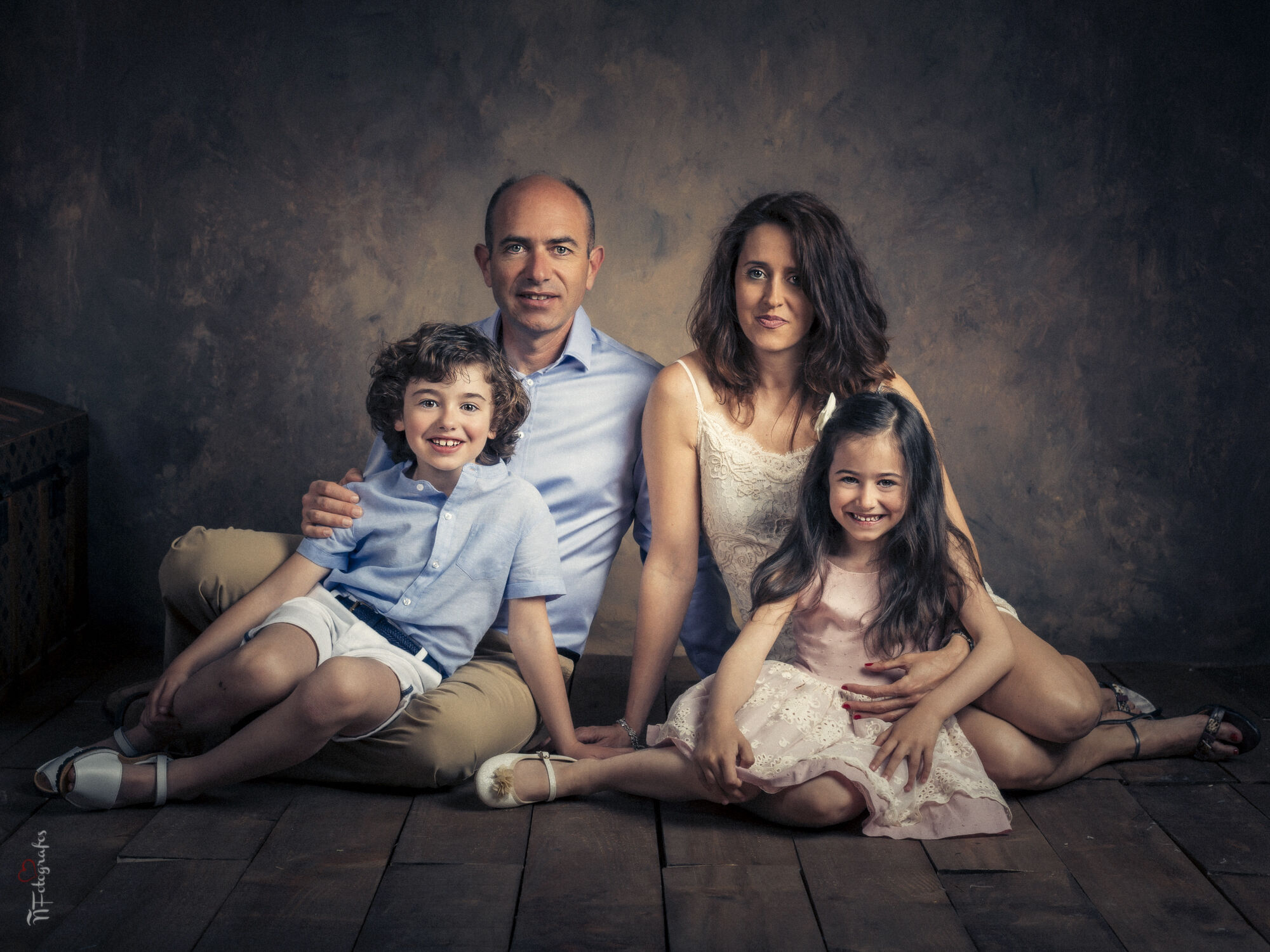 Fotógrafos Valladolid | Fotógrafos de Boda | Newborn | Fotografía Infantil | Comuniones | Fotomatón | Mascotas - sesio-n-de-familia-en-estudio-valladolid.jpg